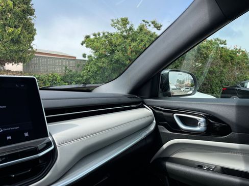 Used 2025 Jeep Compass Limited image 36