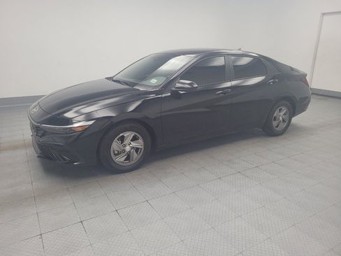 Used 2025 Hyundai Elantra SE FWD image 2