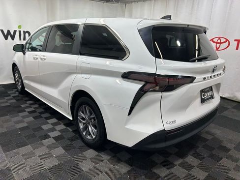 Used 2024 Toyota Sienna LE image 5