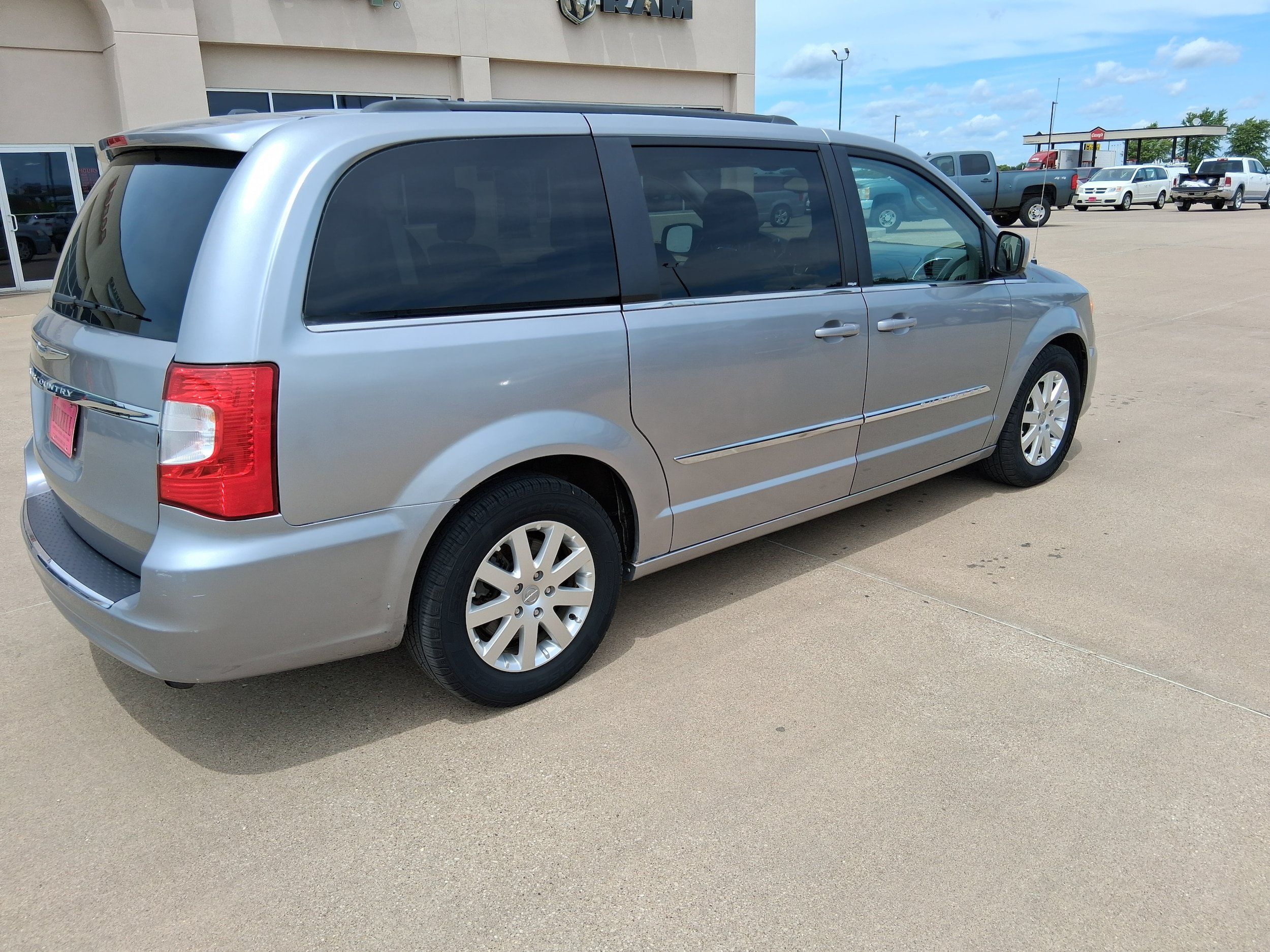 Used 2013 Chrysler Town & Country Touring FWD image 8