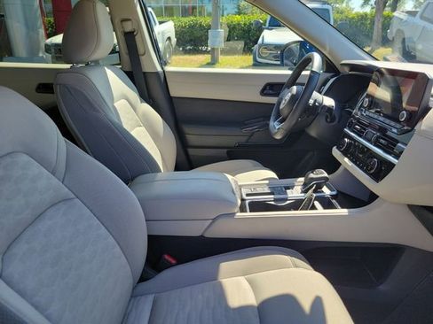 Used 2025 Nissan Pathfinder SV FWD image 34