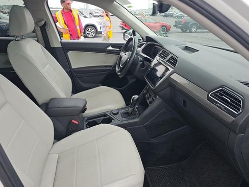 Used 2020 Volkswagen Tiguan SEL AWD/4WD image 12