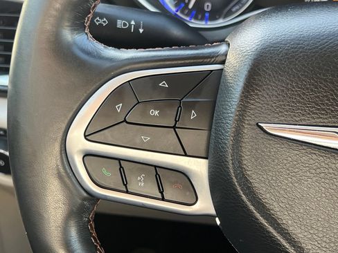 Used 2020 Chrysler Pacifica Touring-L FWD image 28