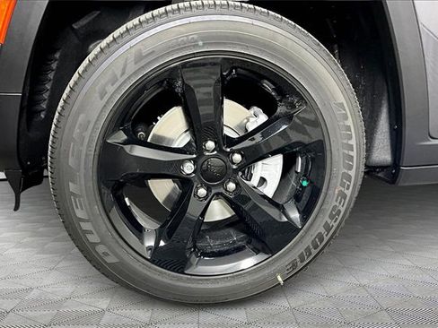 New 2025 Jeep Grand Cherokee Altitude image 13