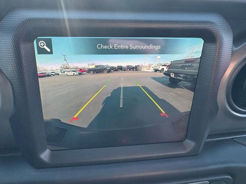 Used 2023 Jeep Gladiator Sport image 10