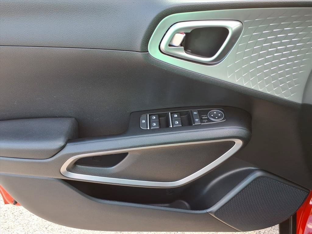 Used 2025 Kia Soul LX w/ LX Technology Package FWD image 19
