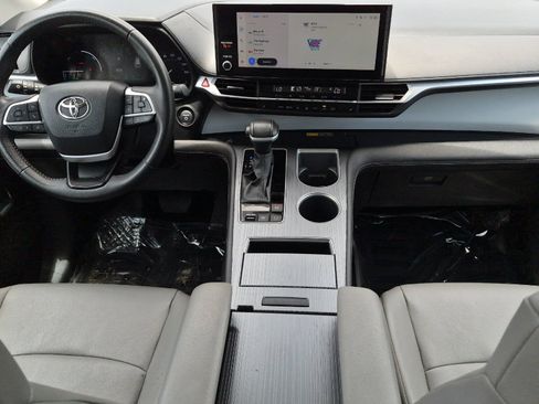 Used 2025 Toyota Sienna XLE FWD image 12