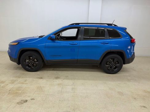 Used 2018 Jeep Cherokee Latitude w/ Altitude Package AWD/4WD image 2