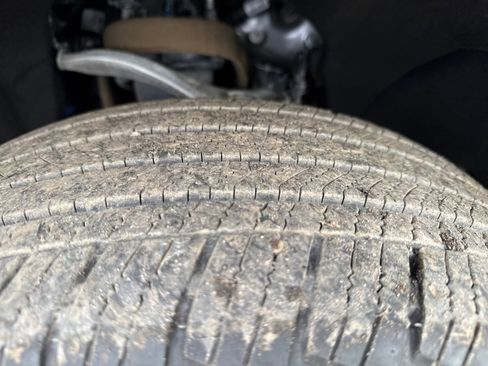 Used 2024 GMC Yukon SLE w/ Gmc Pro Safety Plus Package image 28