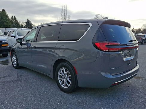 Used 2023 Chrysler Pacifica Touring-L image 4