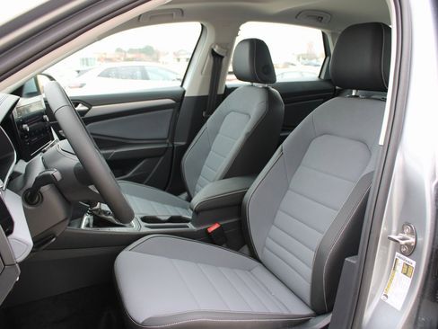 Certified 2025 Volkswagen Jetta SE image 7