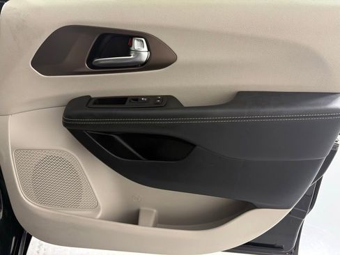 Used 2023 Chrysler Voyager LX image 45