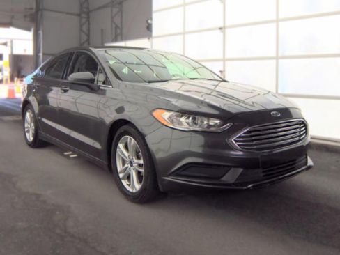 Used 2018 Ford Fusion SE w/ Fusion SE Technology Package FWD image 2