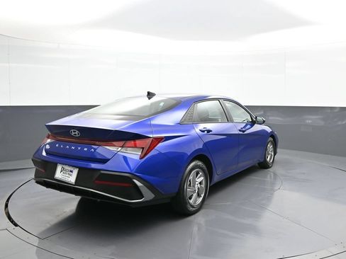 Certified 2025 Hyundai Elantra SE w/ Cargo Package FWD image 6