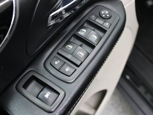 Used 2016 Dodge Grand Caravan SXT FWD image 16