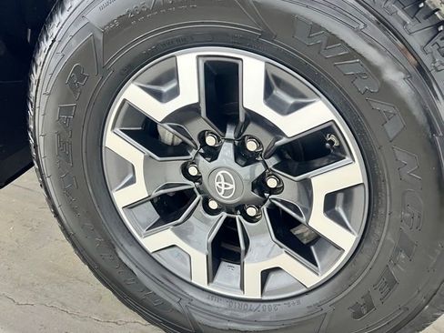 Used 2021 Toyota Tacoma TRD Off-Road w/ TRD Premium Off Road Package AWD/4WD image 9