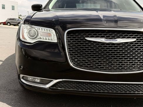 Used 2020 Chrysler 300 Touring w/ Driver Convenience Group RWD image 8