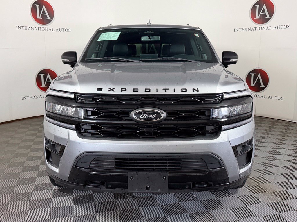 Used 2022 Ford Expedition Limited AWD/4WD image 2