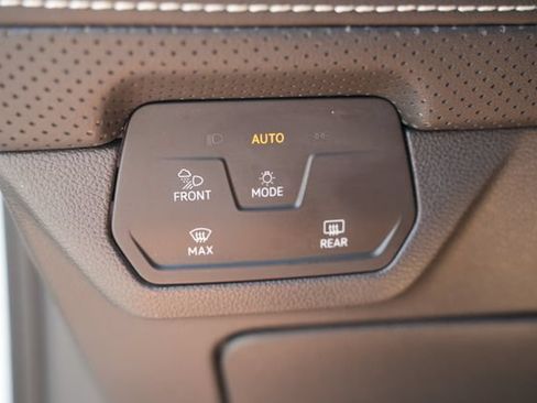 Used 2024 Volkswagen Atlas SE AWD/4WD image 34