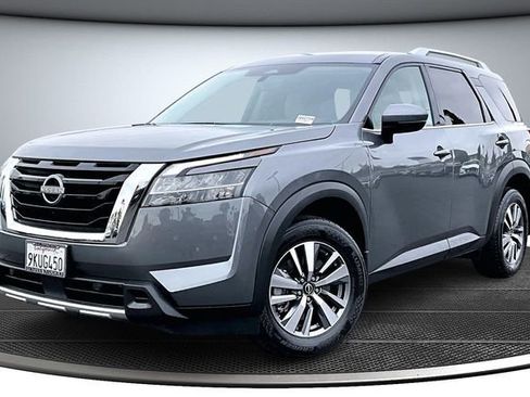 Used 2024 Nissan Pathfinder SL image 3