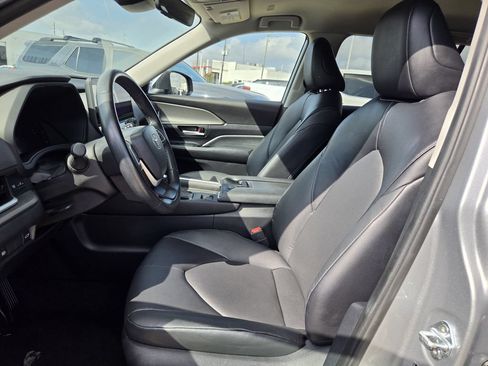 Used 2025 Toyota Grand Highlander AWD image 27