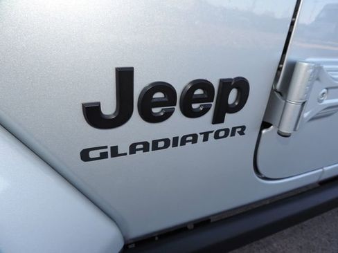 Used 2022 Jeep Gladiator Sport image 13