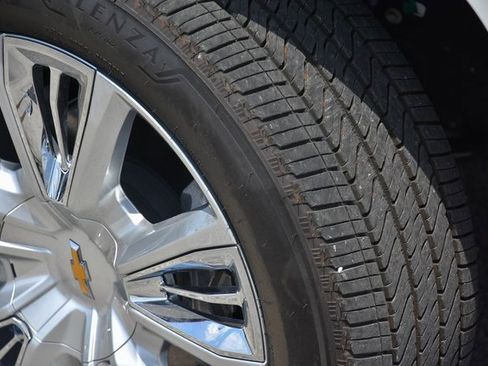 Used 2024 Chevrolet Suburban High Country image 3