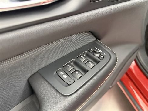Used 2019 Volvo S60 T5 R-Design image 11