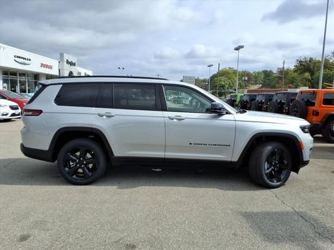 New 2025 Jeep Grand Cherokee L Limited w/ Black Appearance Package image 3