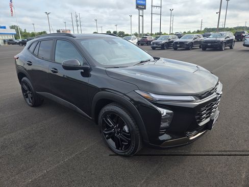 Used 2025 Chevrolet Trax ACTIV w/ Sunroof Package FWD image 3