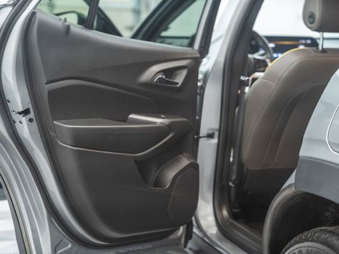 Used 2025 Chevrolet Trax ACTIV w/ Sunroof Package FWD image 40