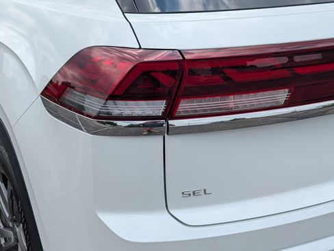 Used 2024 Volkswagen Atlas Cross Sport SEL R-Line AWD/4WD image 17