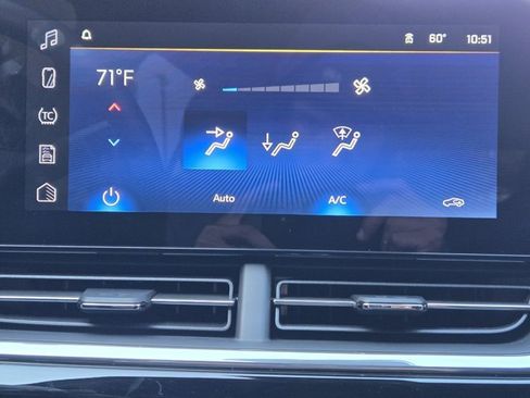 Used 2025 Chevrolet Trax RS w/ Sunroof Package image 18