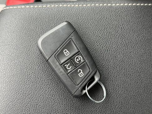 Used 2025 Volkswagen Taos SE AWD/4WD image 32