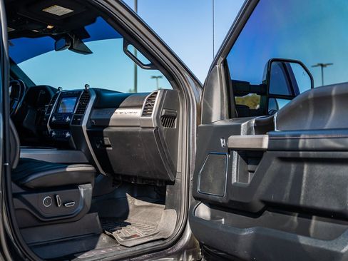 Certified 2019 Ford F450 Platinum w/ Platinum Ultimate Package image 14