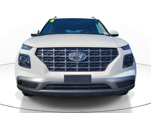 Used 2024 Hyundai Venue SEL image 2