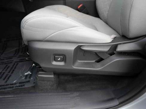 Used 2025 Toyota Tacoma SR5 AWD/4WD image 12