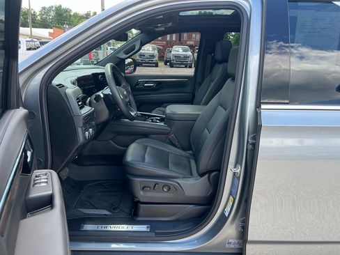 Used 2025 Chevrolet Suburban LT w/ Comfort Package AWD/4WD image 14