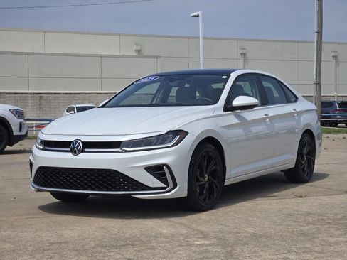Used 2025 Volkswagen Jetta SE FWD image 3