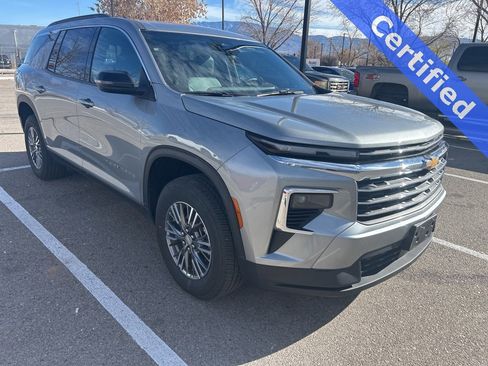 Used 2025 Chevrolet Traverse LT image 3