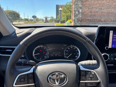 Used 2025 Toyota Highlander LE FWD image 36