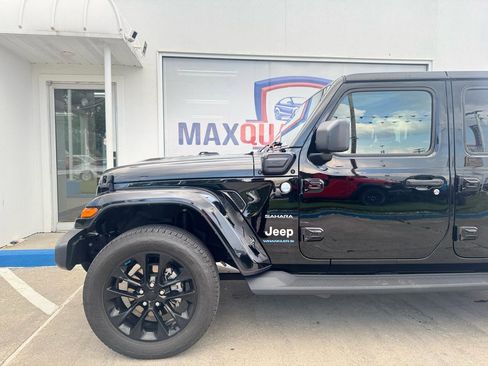 Used 2023 Jeep Wrangler Unlimited Sahara w/ Cold Weather Group AWD/4WD image 30