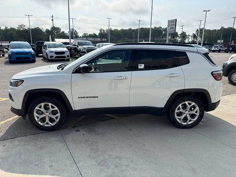Used 2024 Jeep Compass Latitude AWD/4WD image 9