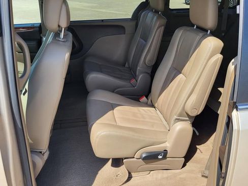 Used 2015 Chrysler Town & Country Touring w/ Driver Convenience Group image 15