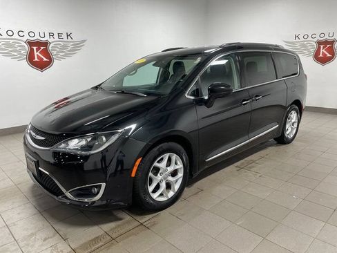 Used 2017 Chrysler Pacifica Touring-L Plus w/ Uconnect Theatre Group FWD image 3