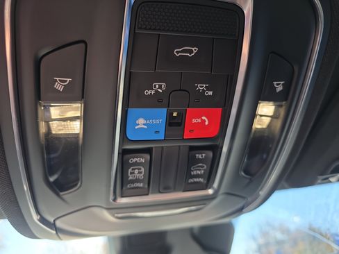 New 2025 Jeep Grand Cherokee Altitude image 11