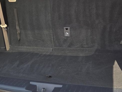 Used 2023 Toyota Highlander XLE FWD image 8