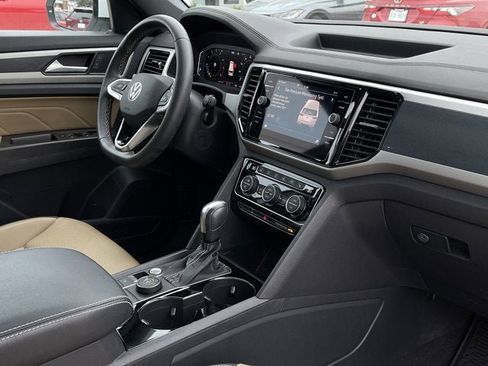 Used 2022 Volkswagen Atlas Cross Sport SE w/ Panoramic Sunroof Package image 22