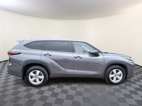 Used 2024 Toyota Highlander LE AWD/4WD image 7
