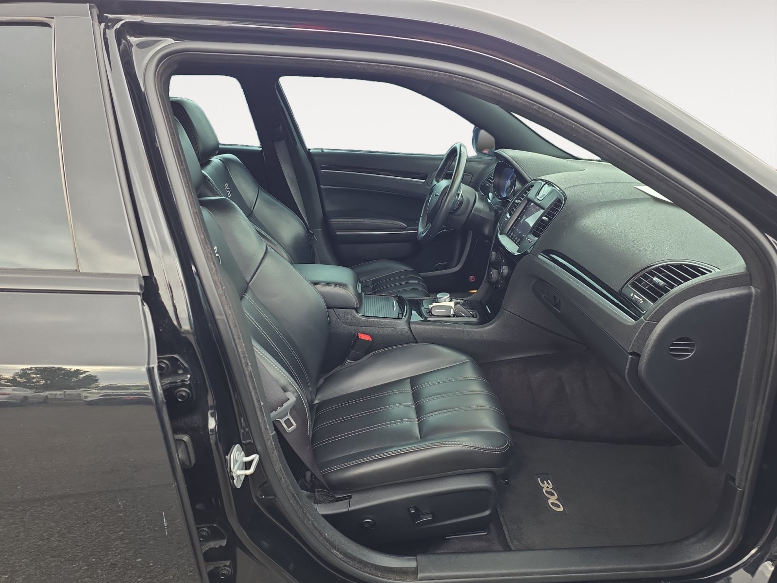 Used 2017 Chrysler 300 S w/ S Model Appearance Package RWD image 10
